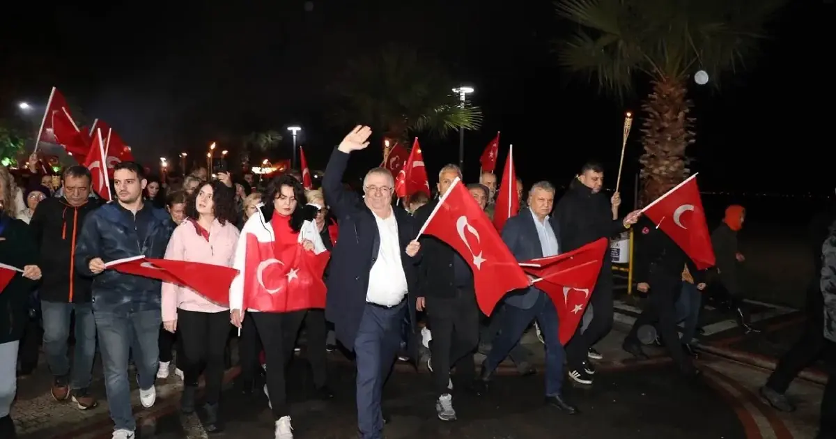 Balıkesir Edremit’te Cumhuriyet Bayramı coşkusu yağmura rağmen dinmedi - Gündem Haberleri
