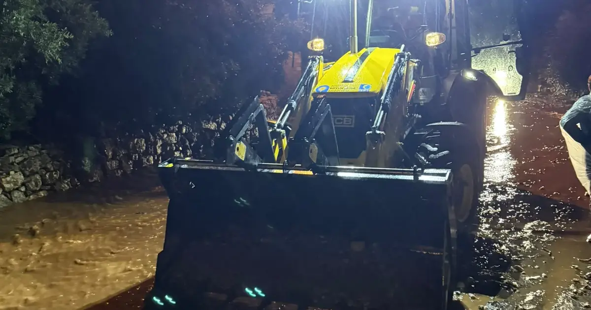 Antalya Büyükşehir ekiplerinin yağmur mesaisi gece boyunca sürdü - Gündem Haberleri