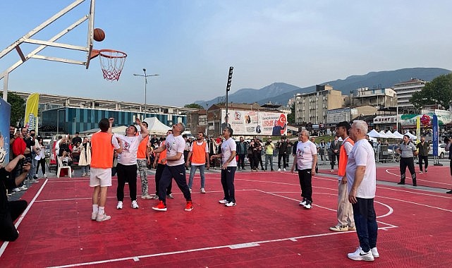 Bursa Belediye Başkanlarından Basketbol Maçı
