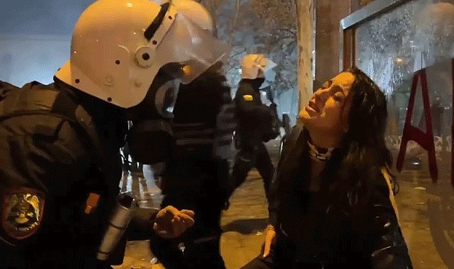 Polis ile eylemci arasındaki diyalog dikkat çekti